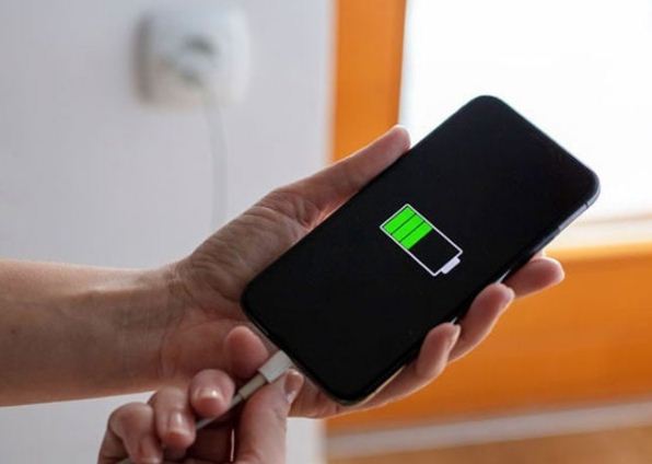 BATTERY CHARGED ONLY ONCE A MONTH Urdu World Canada (Web News) Scientists are working on an innovative battery that will save smartphone users from the hassle of frequent charging. Scientists at the University of Cambridge are working on a microchip that can run in devices so efficiently that phones only need to be charged once a month. Microchip startup Wire is one of dozens of startups that Backed by the British government, UK tech minister Paul Scully said semiconductors are the foundation of the modern world and are essential for everything from electric vehicles to fighting disease. Also read this Digital Tips to Extend Battery Life for iPhone Users Cambridge University mathematics researchers have proposed a wireless microchip that could improve the battery life of smartphones. The idea is based on the design of a silicon chip processor that will require almost zero energy to operate. This means that a better battery will require less. On the other hand, the chip created by Imperial College London researchers' startup Mint Neuro is 100 times smaller than existing devices. Such devices, such as hearing loss devices and stimulators to help people with epilepsy, have been around for decades. are being used.